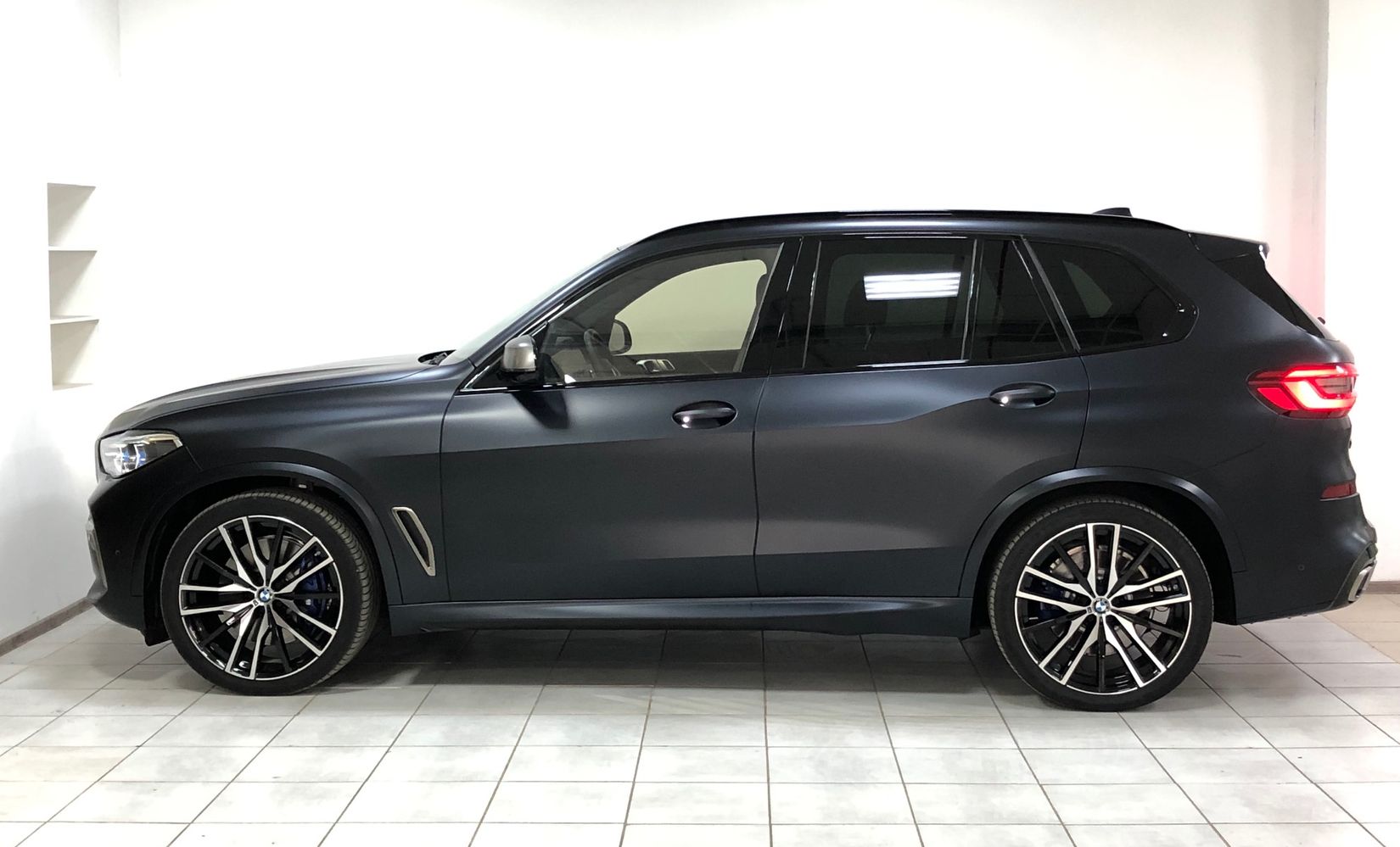 BMW X5 G05 в матовой полиуретановой пленке