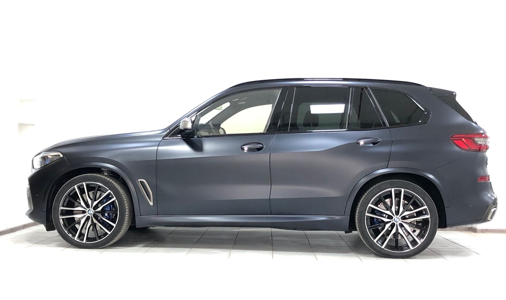 BMW X5 G05 в матовой полиуретановой пленке