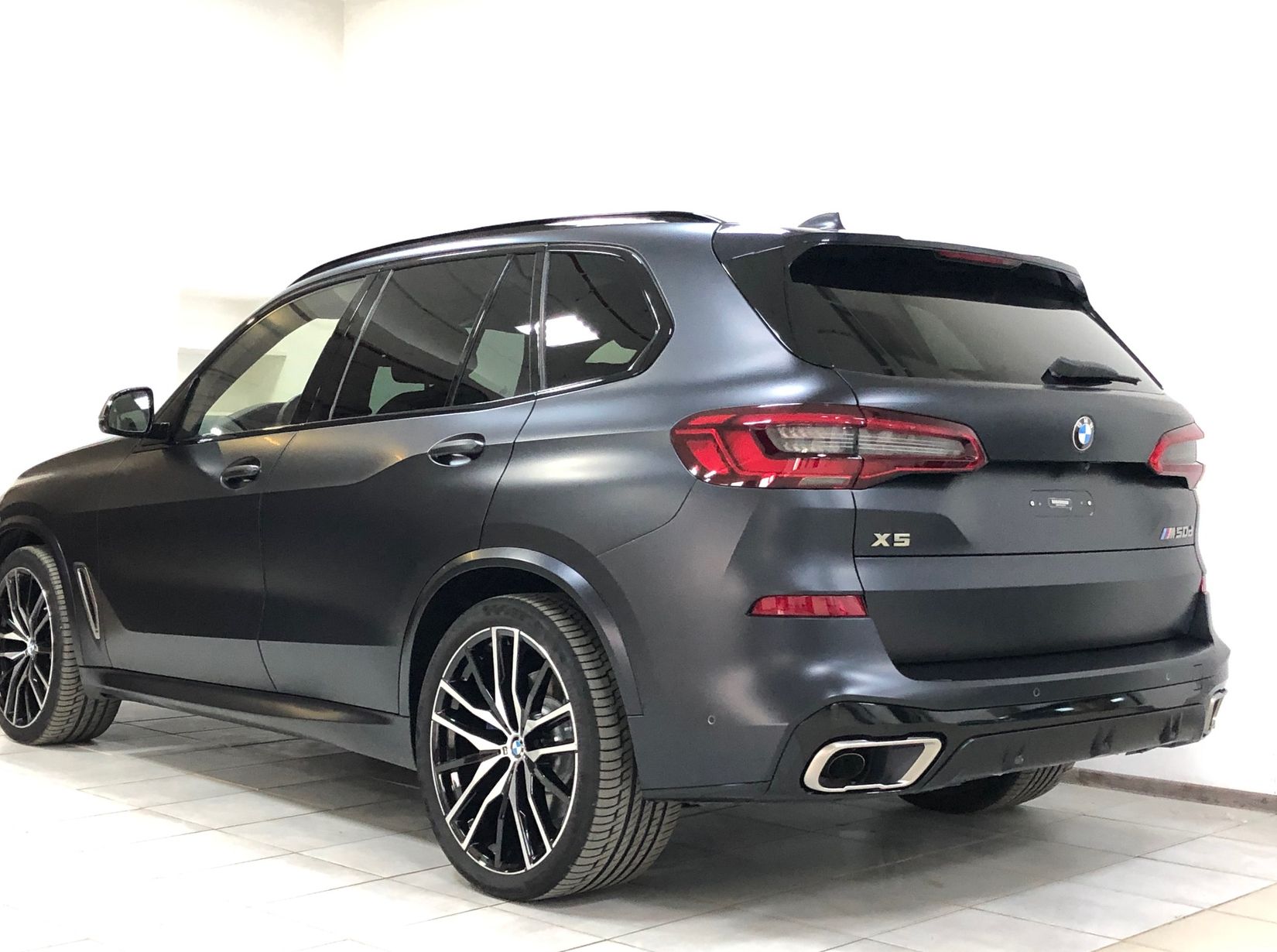 BMW X5 G05 в матовой полиуретановой пленке