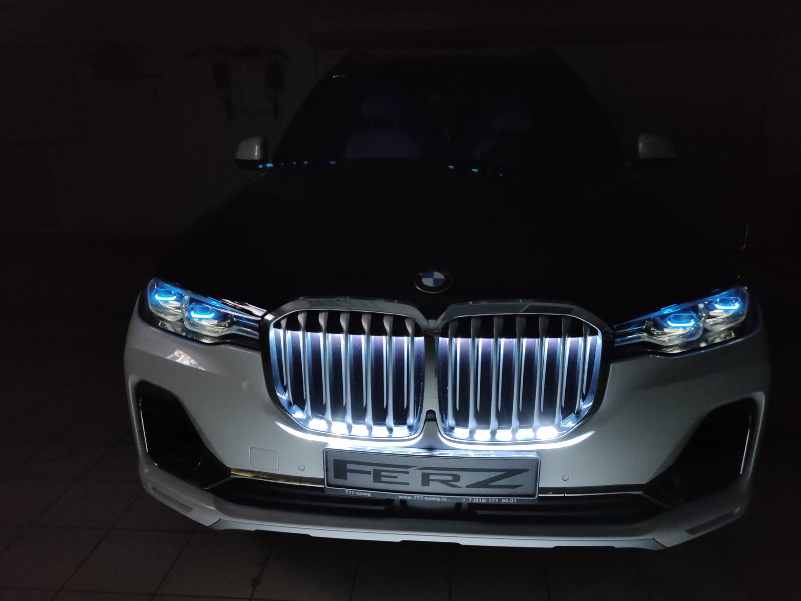 Светящаяся решетка радиатора для BMW X7 от FERZ