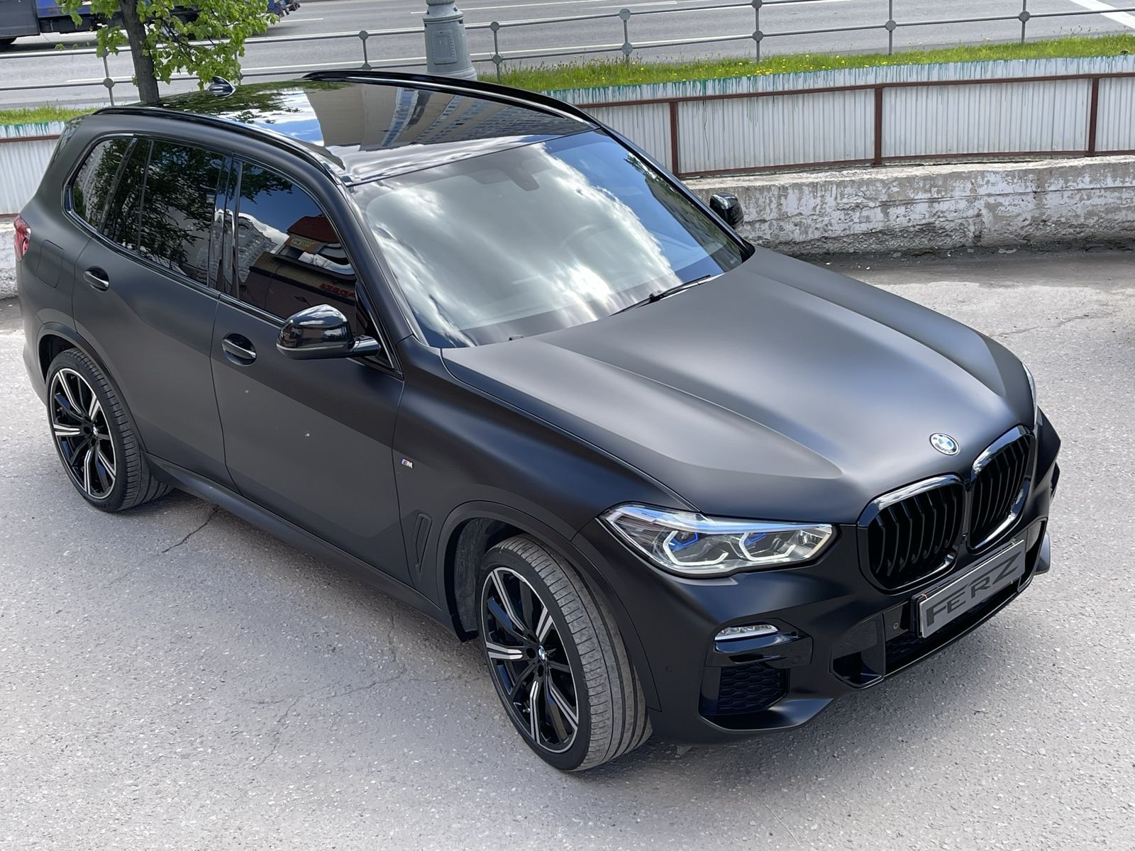 Матовая черная пленка на BMW X5 G05