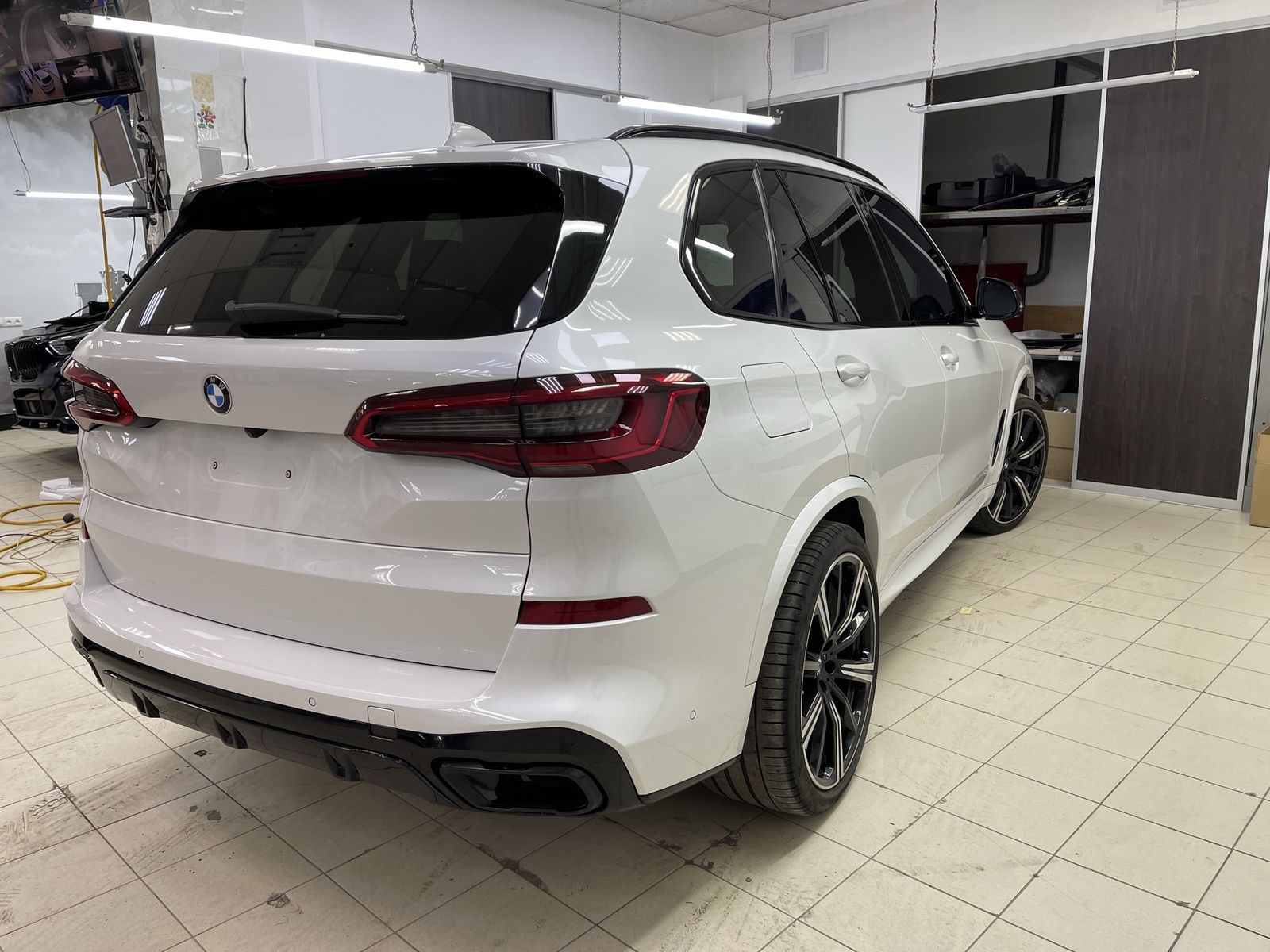 Матовая черная пленка на BMW X5 G05