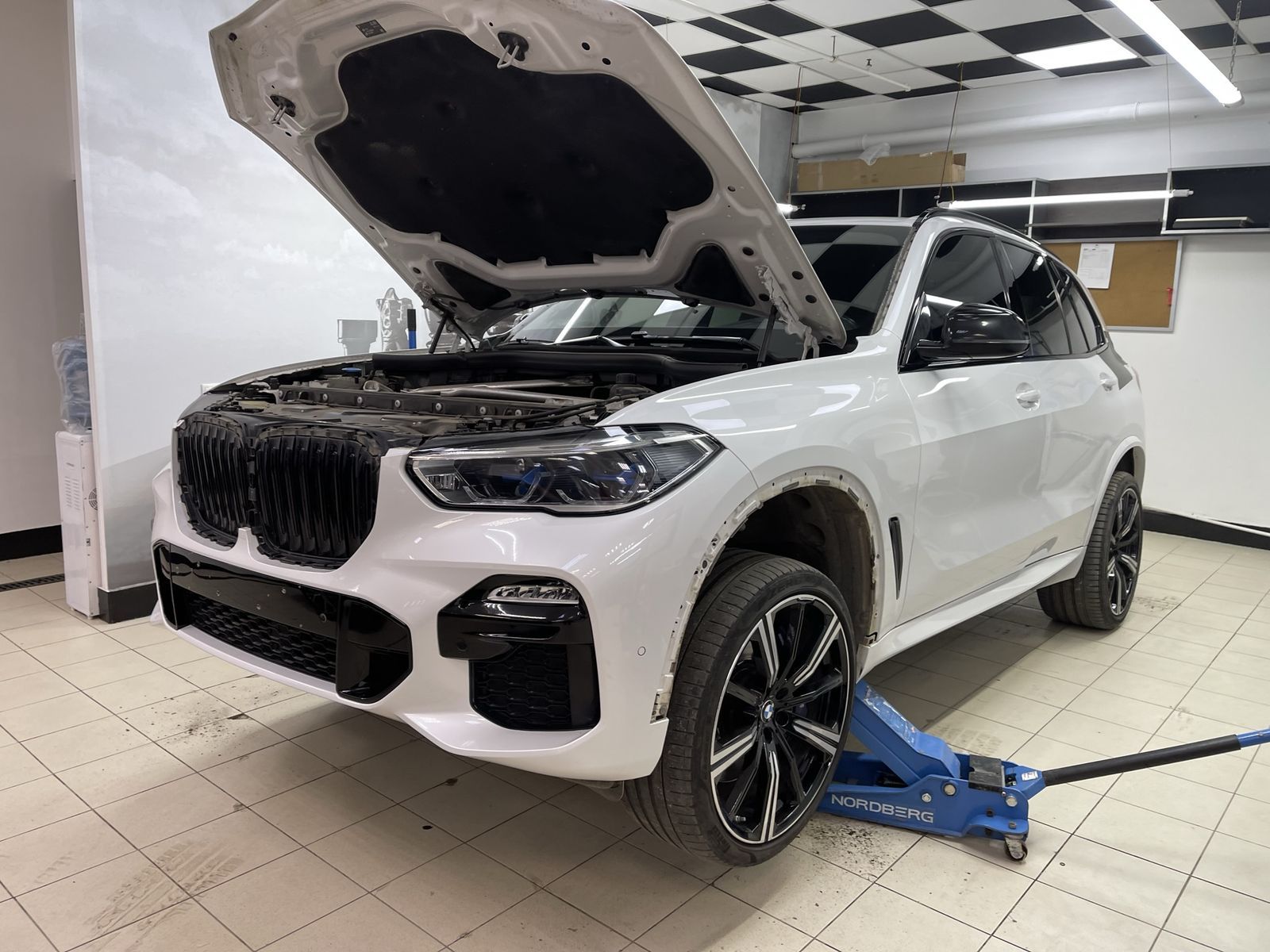 Матовая черная пленка на BMW X5 G05