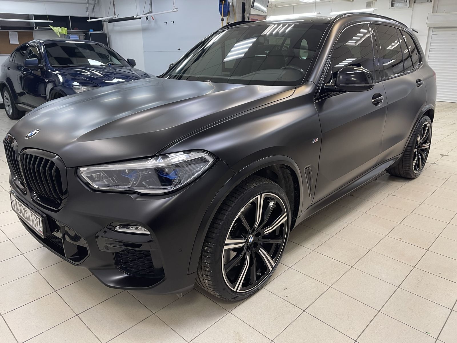 Матовая черная пленка на BMW X5 G05